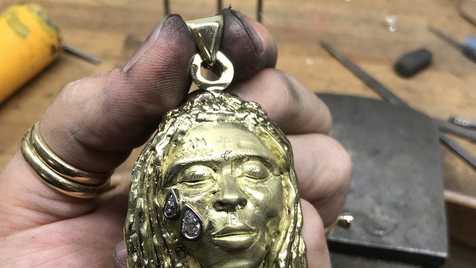 Lil Wayne necklace helps art student pay university fees - BBC News