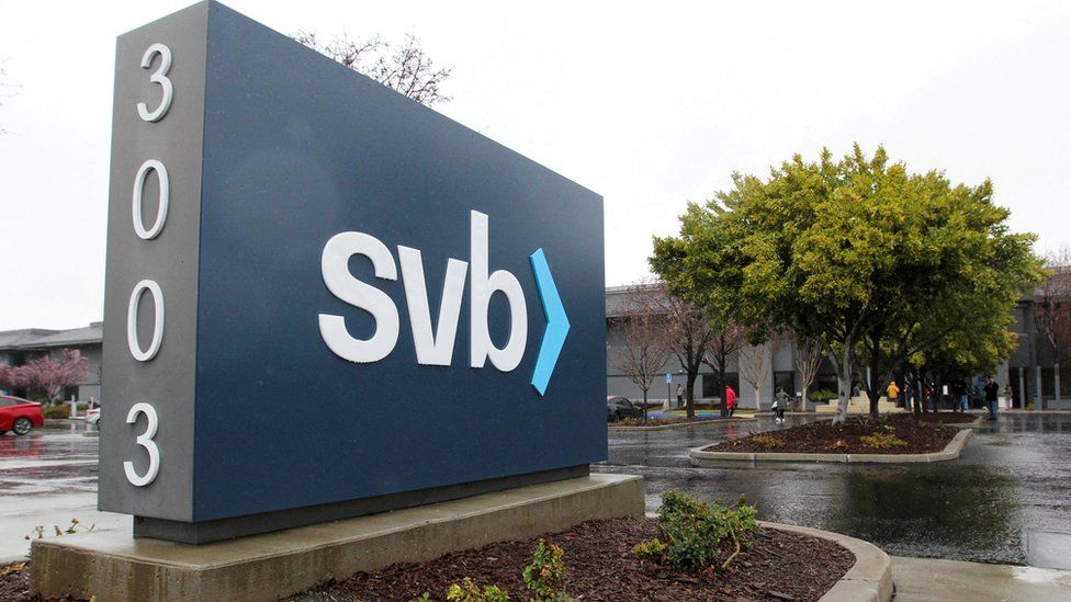 Santa Clara, California'da Silicon Valley Bank (SVB) genel merkezinin tabelası görülüyor