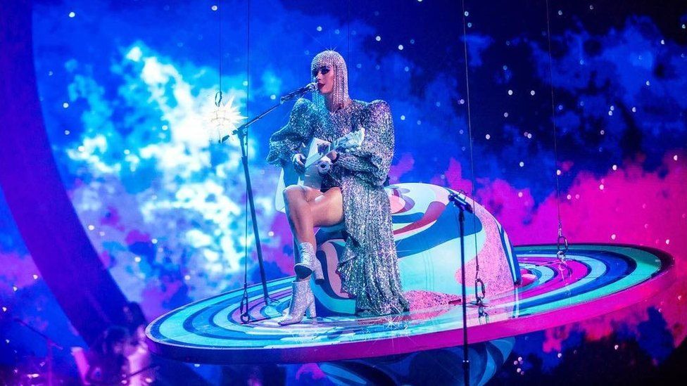 Katy Perry gets stuck in mid-air during Tennessee concert - BBC News