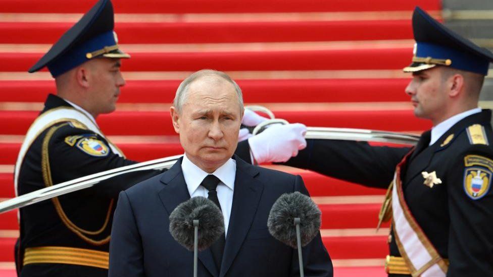 Russischer Präsident Putin spricht zu Militärangehörigen in Moskau