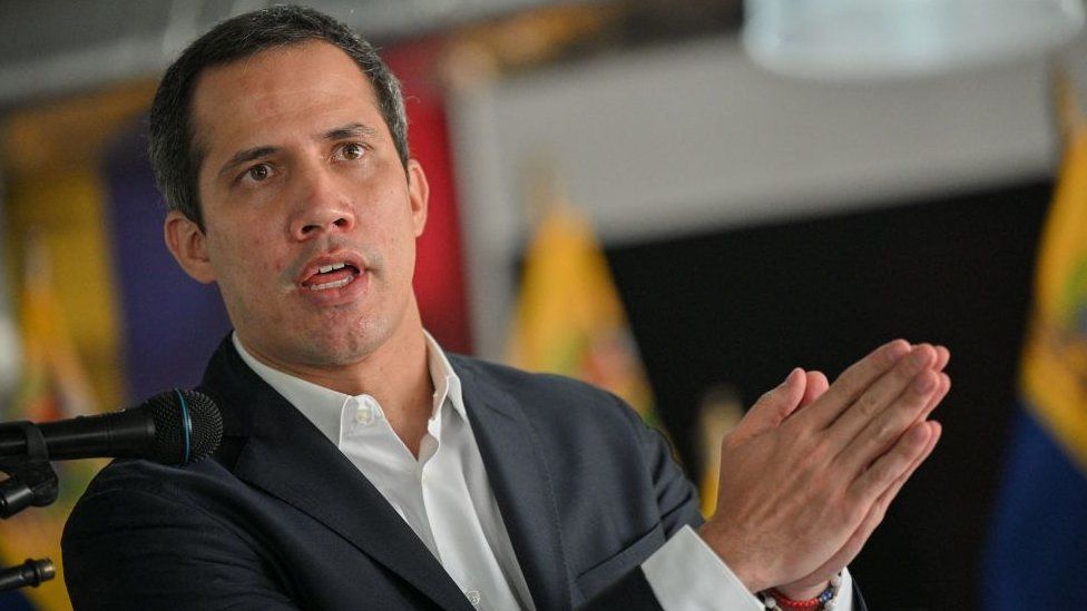 Бывший председатель Национальной ассамблеи Венесуэлы и лидер оппозиции Хуан Гуайдо выступает на пресс-конференции в Каракасе 14 июня 2022 г.