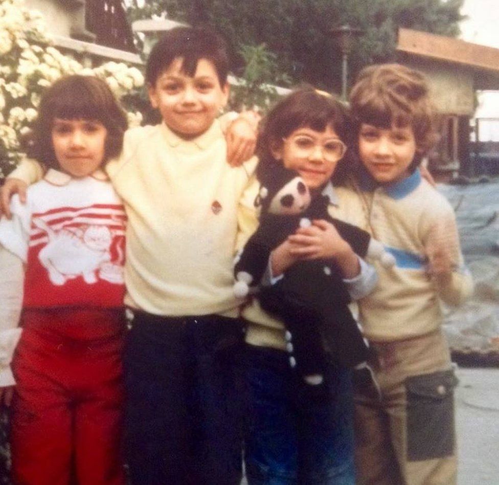 Андреа Монджардо (в центре слева) со своими двоюродными братьями-тройняшками Мартой, Валентиной и Марко в Милане