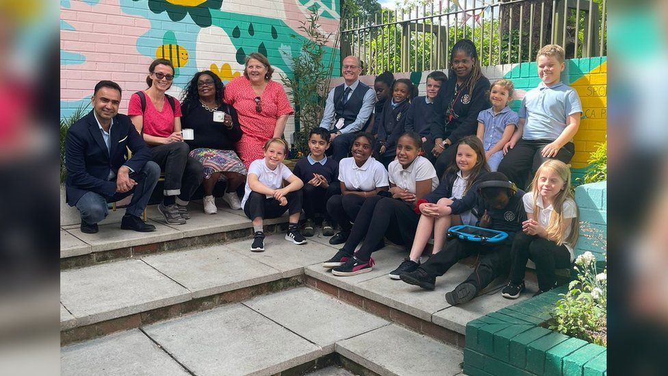 Wellbeing garden at Leeds school to aid pupils' mental health - BBC News