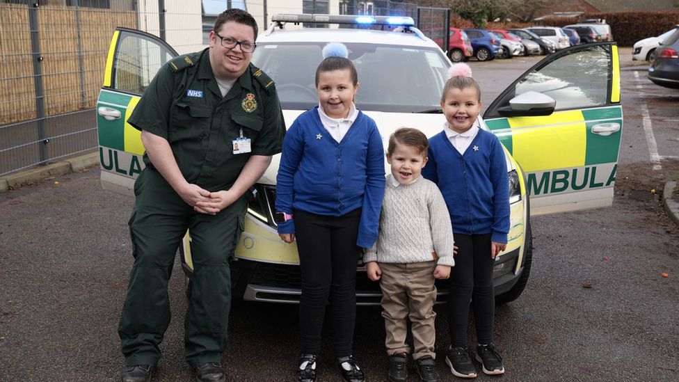The Sisters, the brother, and the paramedic who attended the emergency, sat on the bonnet of a EEAST vehicle
