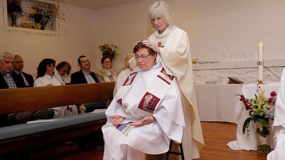 Olga Lucía Álvarez in her ordination as a bishop