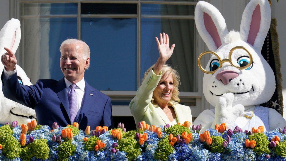 Joe Biden and Jill Biden wave to people from the White House