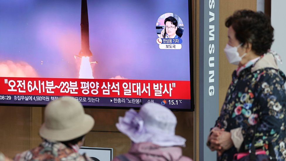 Люди смотрят телевизионный репортаж в Сеуле, Южная Корея, о запуске Северной Кореей двух баллистических ракет малой дальности в сторону Восточного моря