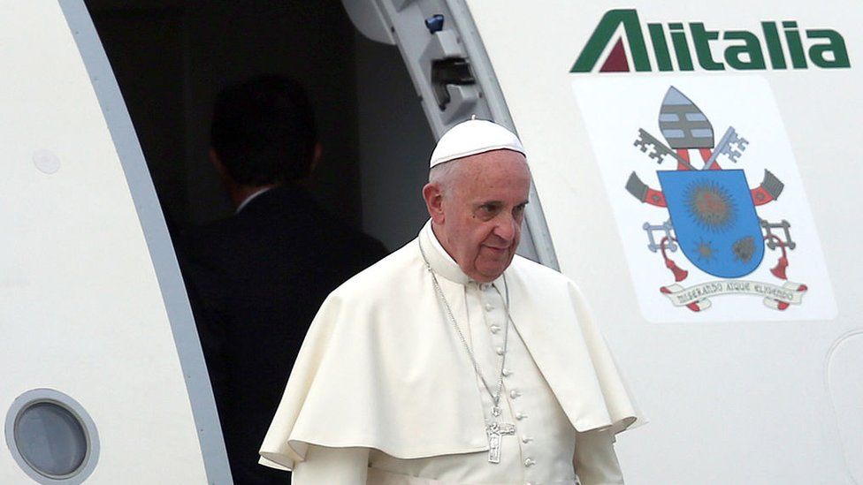 Папа Франциск выходит из самолета.