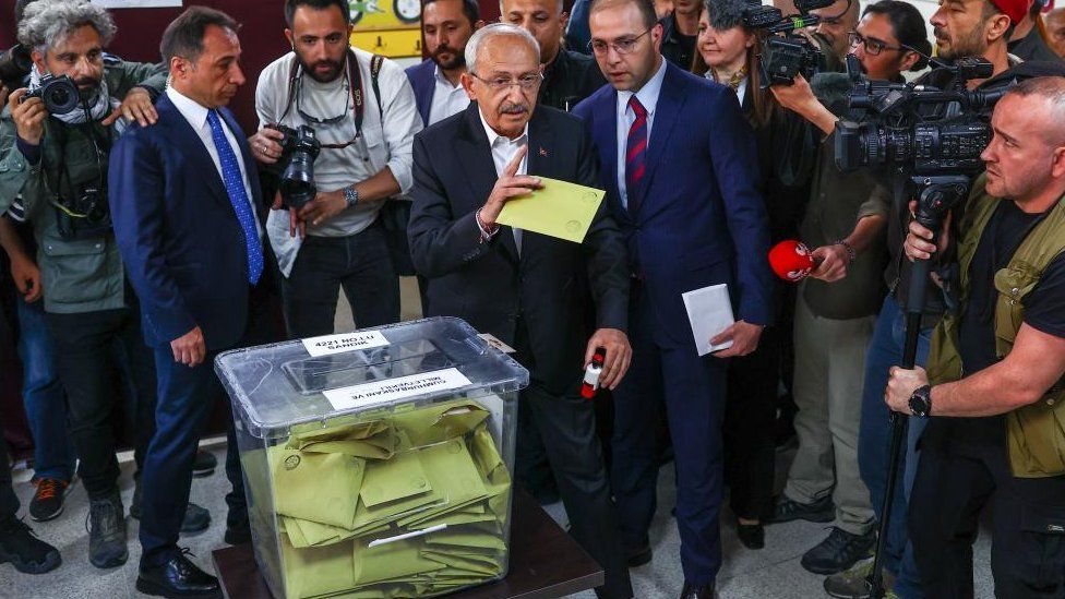 Turkish presidential candidate Kemal Kilicdaroglu (C), leader of the opposition Republican People's Party (CHP), votes at a polling station in Ankara