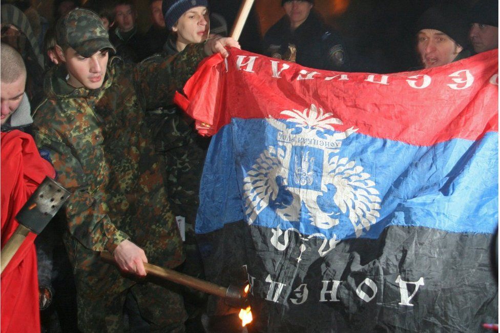 Демонстранти і прапор