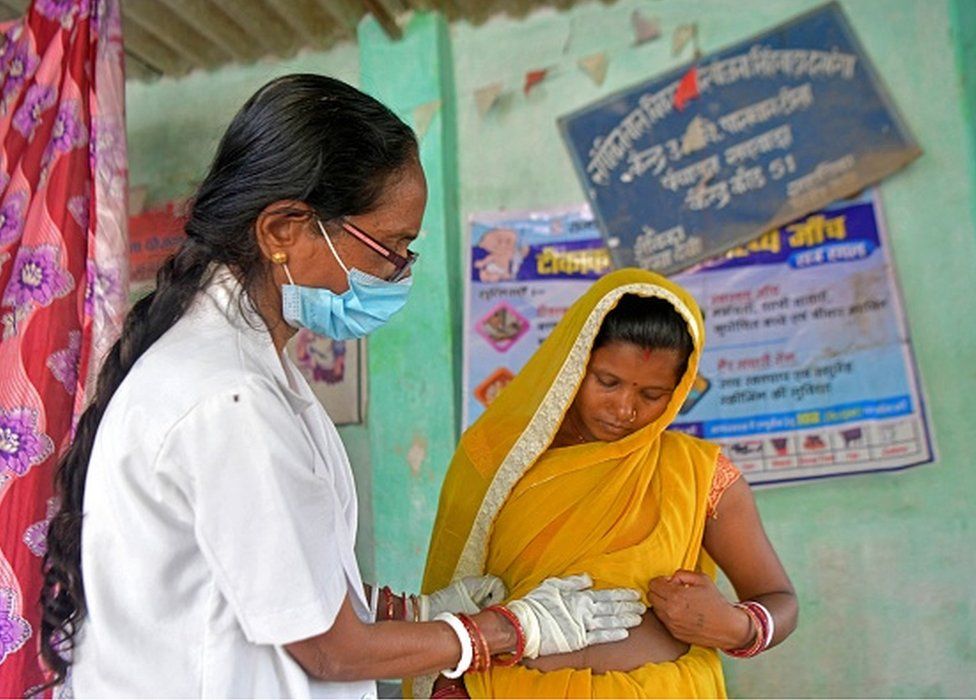In this photograph taken on April 28, 2023, an Auxiliary Nurse Midwife (ANM) health worker examines a pregnant woman at a state-run rural health centre at a village in Darbhanga district of India's Bihar state. - India's overall birthrate has fallen in tandem with its rising economy, but poverty, illiteracy and a deep-rooted bias for male children has left Bihar a national outlier
