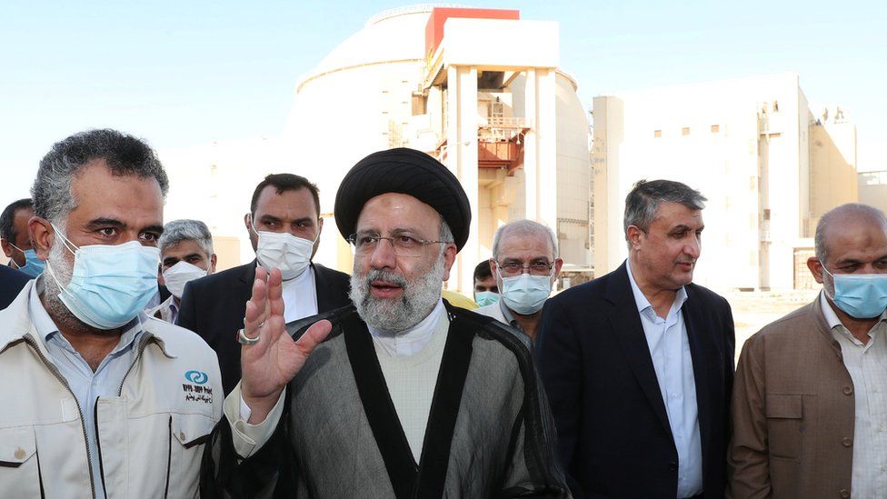 Iranian President Ebrahim Raisi (C) gestures while visiting the Bushehr nuclear plant in Iran (8 October 2021)