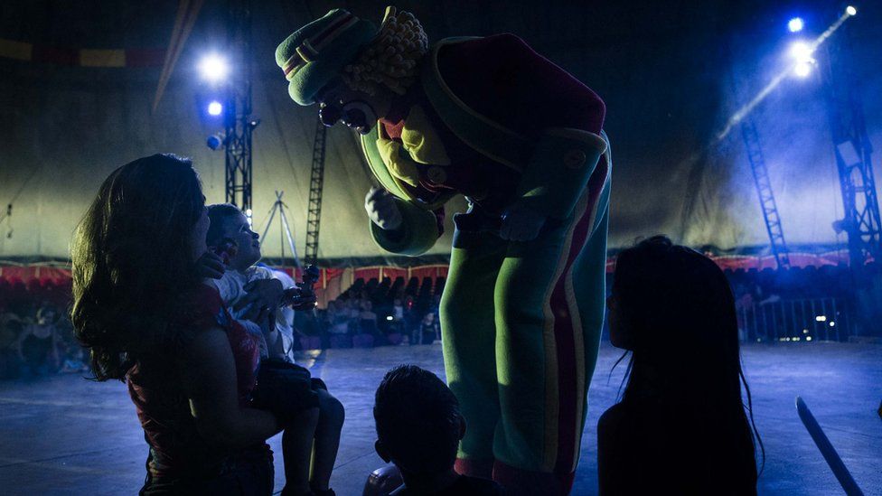 Palhaço Patatá se despede de crianças após apresentação