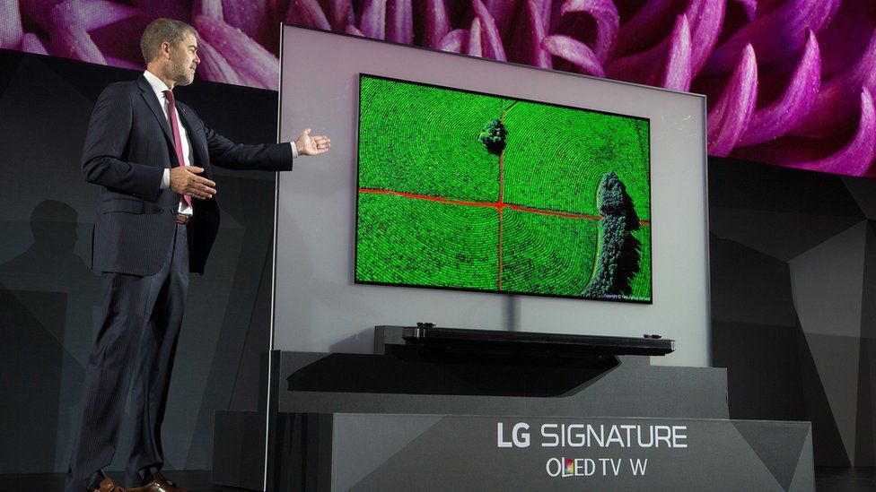 Телевизоры модели 2023 года. Представитель LG. LG OLED ces show.