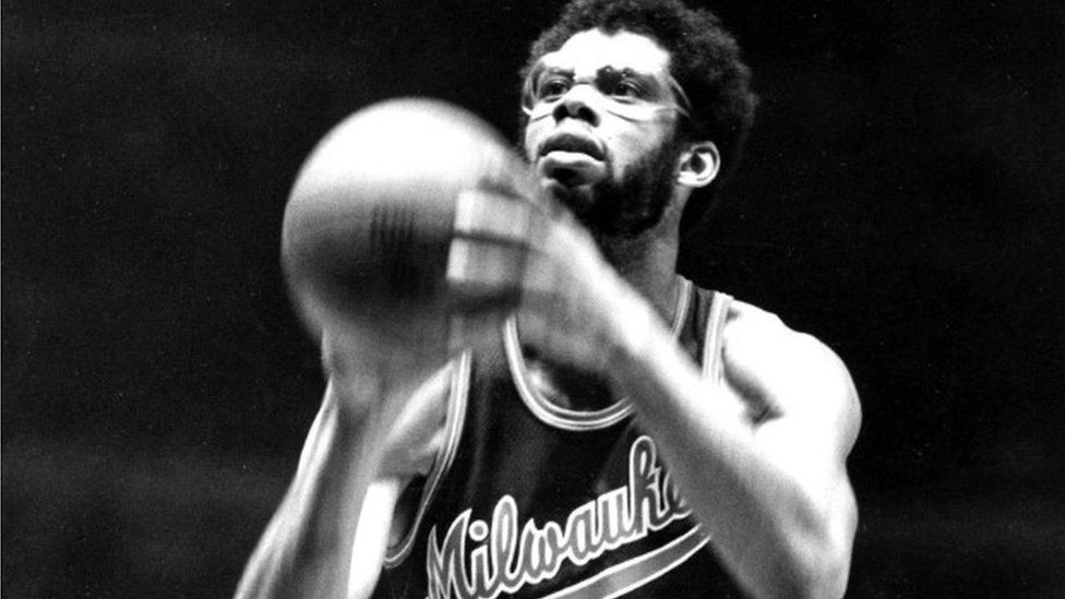 Kareem Abdul-Jabbar playing for Milwaukee Bucks in 1975