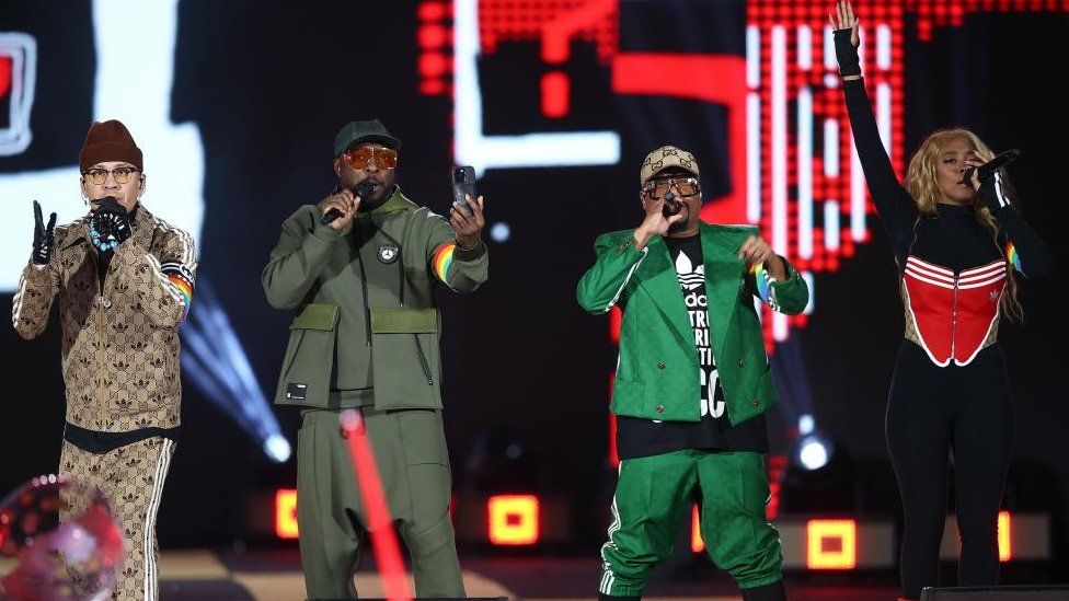 Американская хип-хоп группа Black Eyed Peas выступает во время новогоднего концерта, организованного Польским телевидением в Закопане, на юге Польши, 31 декабря 2022 г.