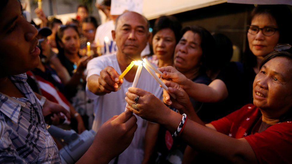 A group of people hold candles, protesting for the release of Patnaree Chankij in Bangkok on 7 May 2016