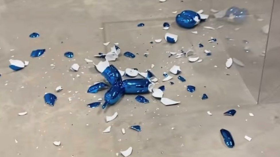Katholiek Wissen Voeding Jeff Koons: Visitor breaks iconic Balloon Dog sculpture in Miami - BBC News