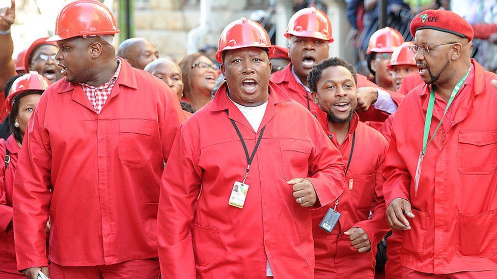 EFF прибывает в парламент в Кейптауне, ЮАР - февраль 2016 г.