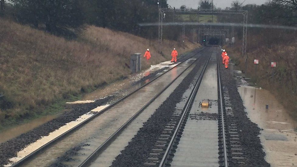 Flood warnings remain after downpours in central England - BBC News