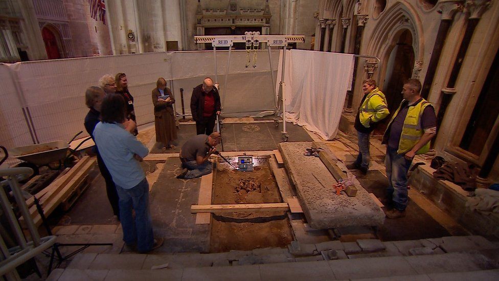 Burial vault discovered 'accidentally' at Gloucester Cathedral BBC News