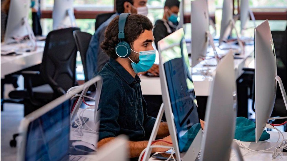 Студент использует компьютер в лабораторном зале учебного центра информационных технологий "1337" в Марокко.