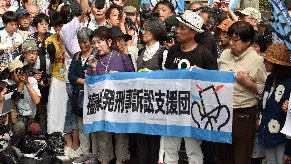 Активисты перед судом в Токио после суда над тремя руководителями Tepco по поводу аварии на Фукусиме в 2019 году