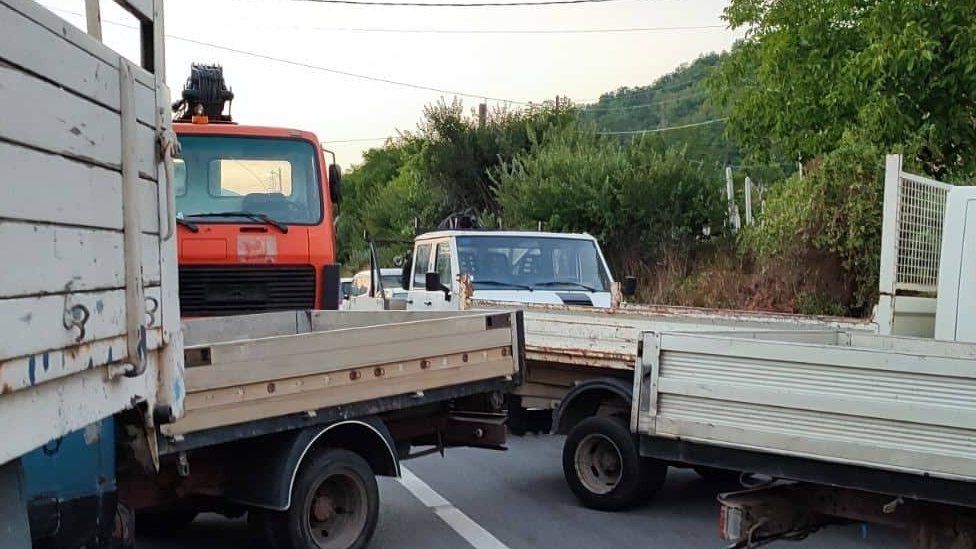 Транспортные средства блокируют дорогу, так как в городе приняты меры безопасности, а сирены воздушной тревоги звучат рядом с косовско-сербской границей 31 июля 2022 г.