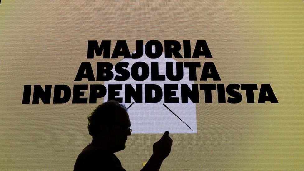Screen in Barcelona saying "pro-independence outright majority", 21 Dec 17