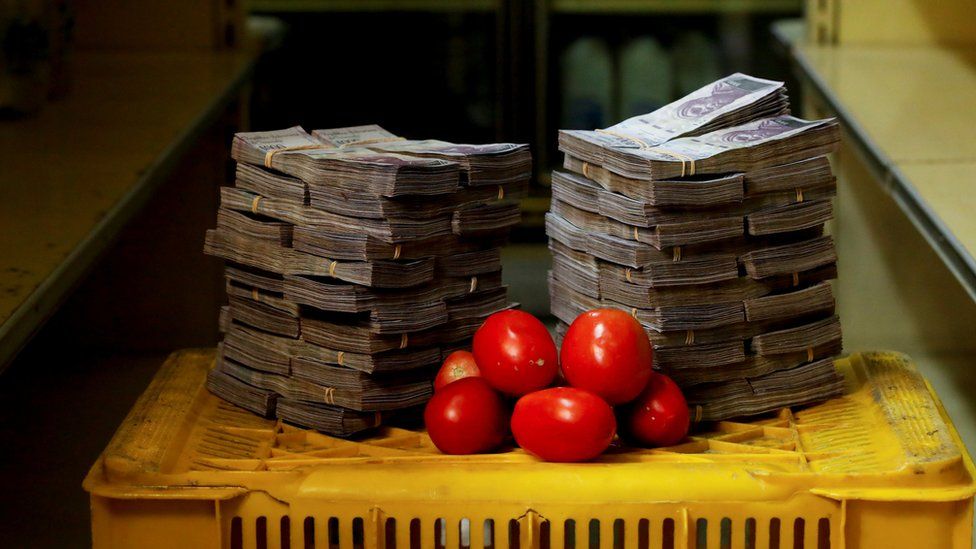 Derechos de autor de la imagenCARLOS GARCIA RAWLINS/REUTERS El de tomates 5.000.000 de bolívares.
