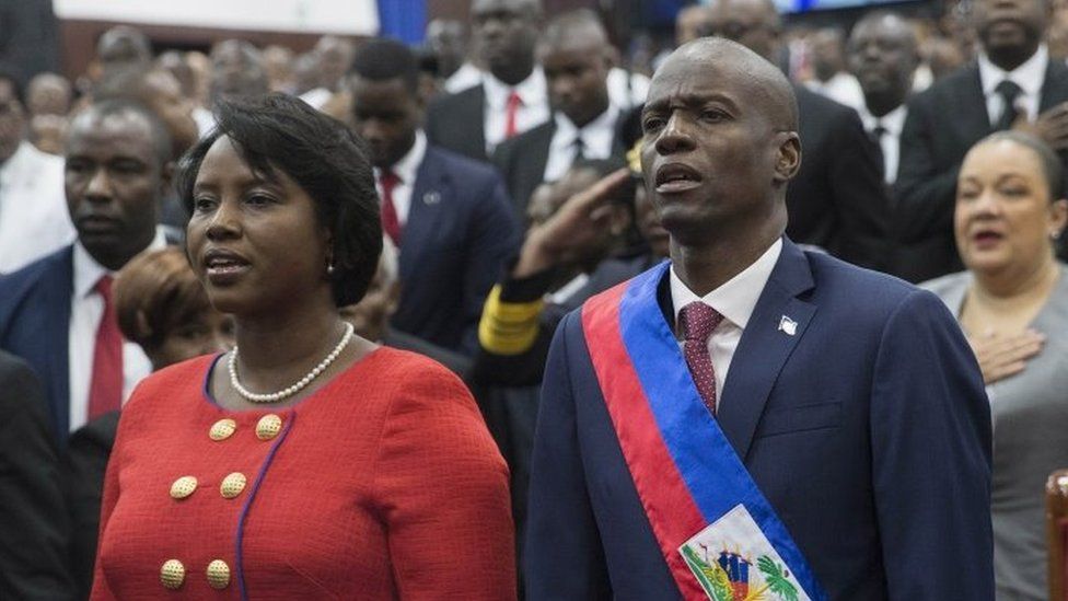 Президент Гаити Жовенель Мойз (R) позирует со своей женой Мартин Мари Этьен Джозеф (слева) во время церемонии его вступления в должность в Законодательном дворце в Порт-о-Пренсе, Гаити, 7 февраля 2017 г.