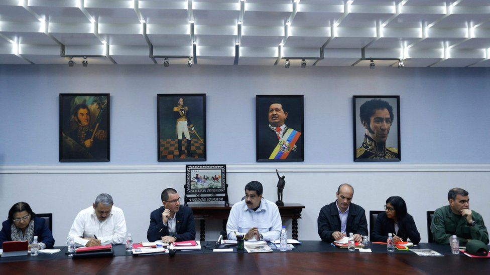 Venezuelan President Nicolas Maduro (C) during a meeting with cabinet ministers in Caracas, Venezuela, on 7 September 2015