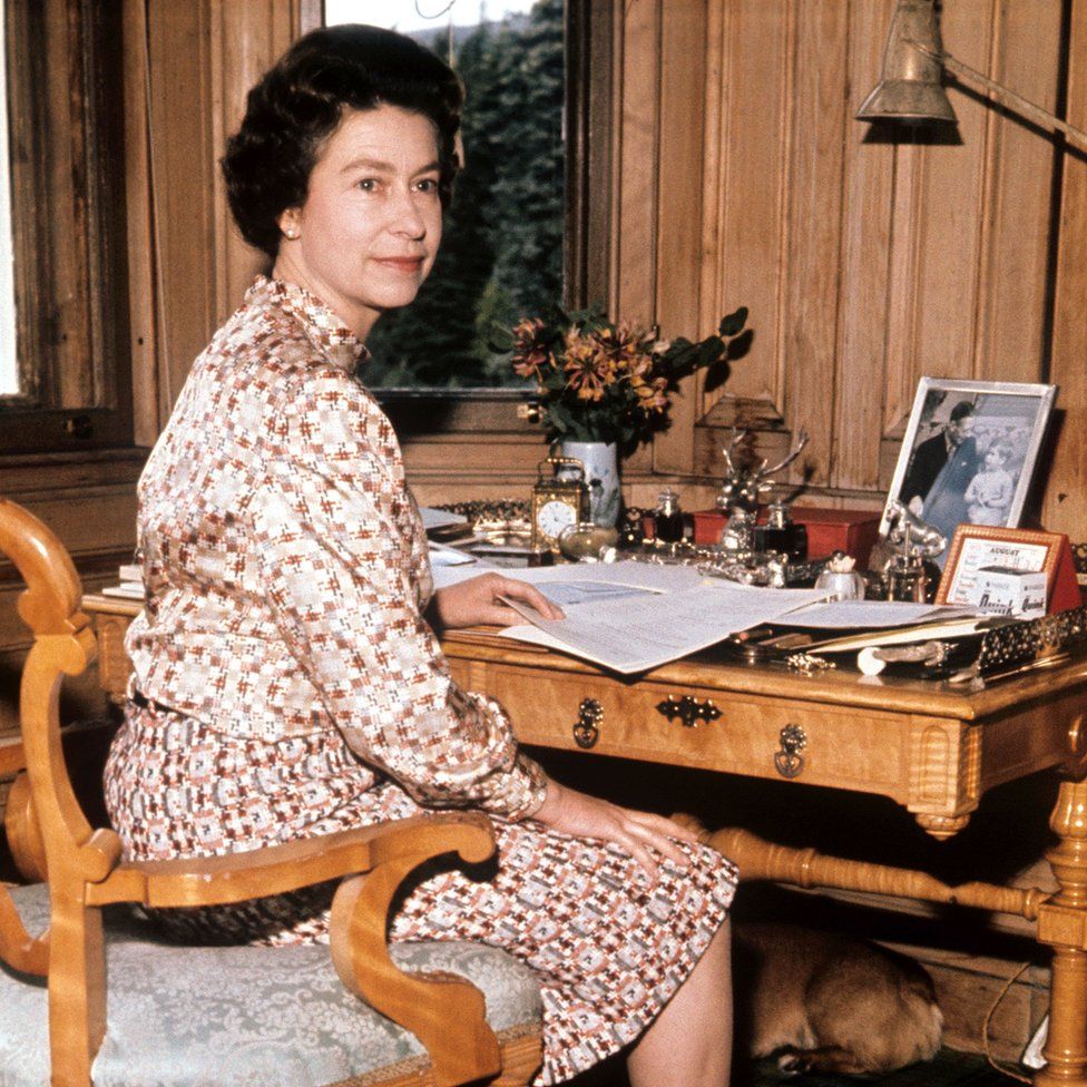 Королева в своем кабинете в Балморале в год своей серебряной свадьбы.