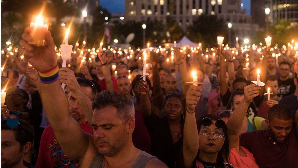 Бдение при свечах жертв стрельбы в ночном клубе Pulse