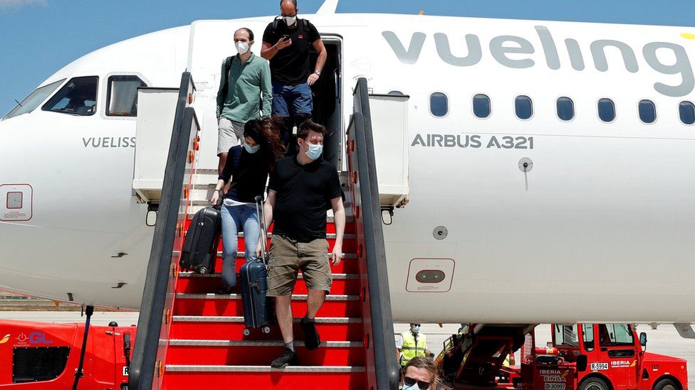 Passengers leave a plane in the Balearic Islands