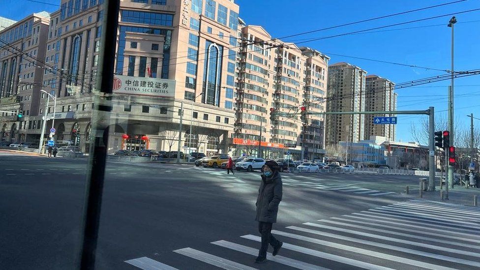 Мужчина переходит дорогу на улице Пекина