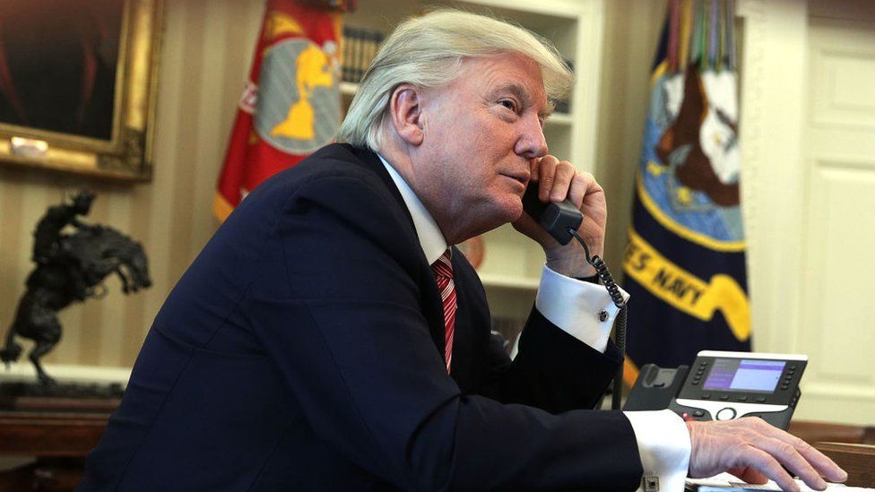 Президент Трамп разговаривает по телефону в 2017 году