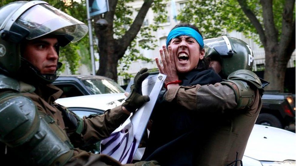 Активист индейцев мапуче задержан во время акции протеста в поддержку Рафаэля Науэля, активиста индейцев мапуче и аргентинца, который был застрелен во время столкновений близ Барилоче, на юге Аргентины, по сообщениям местных СМИ, в Сантьяго, Чили, 27 ноября 2017 г.