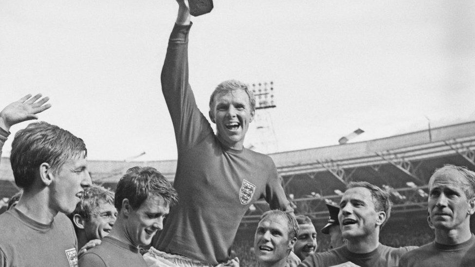 Bobby Charlton: Football stars and clubs send tributes to football ...