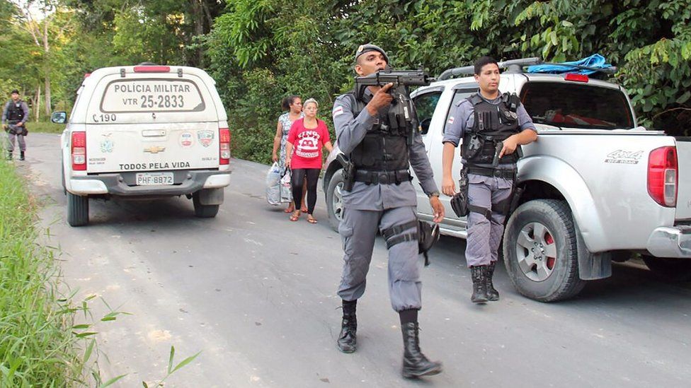 Brazil prison escape: Fugitive posts selfies on the run - BBC News