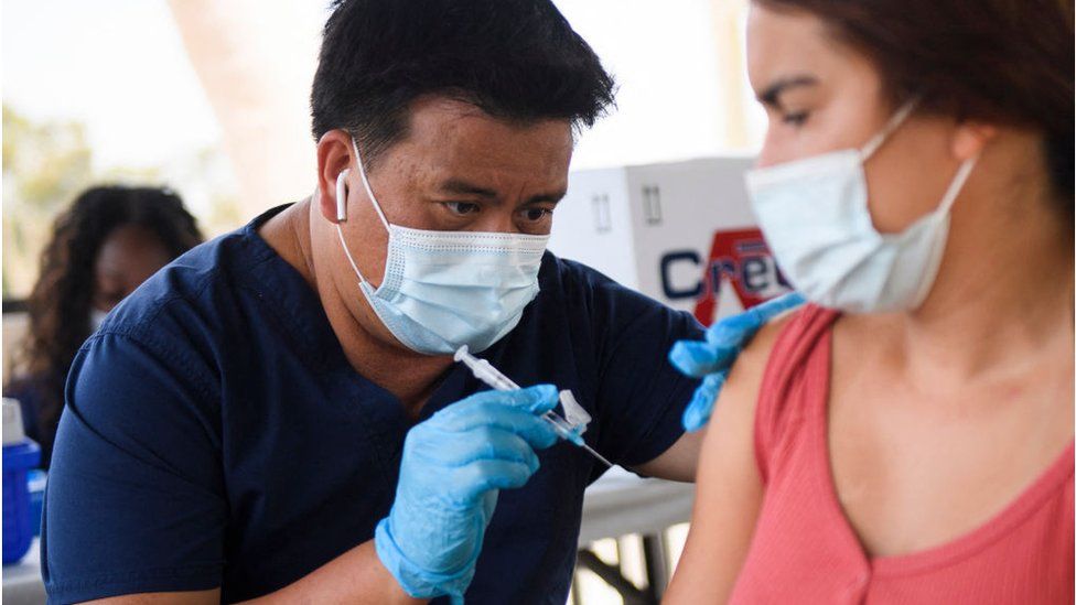 Человек, получающий вакцинацию в Калифорнии