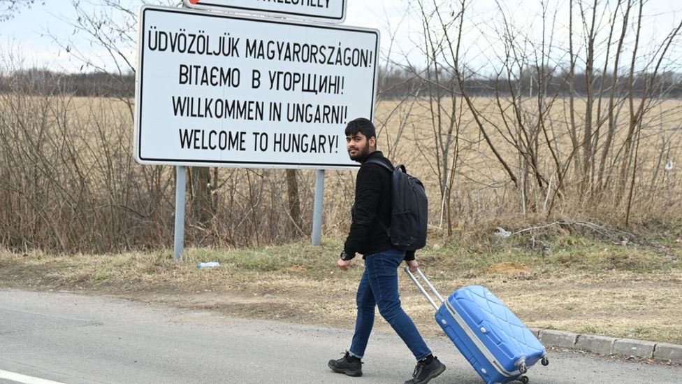 Indian student crosses the border from Ukraine to Hungary on foot
