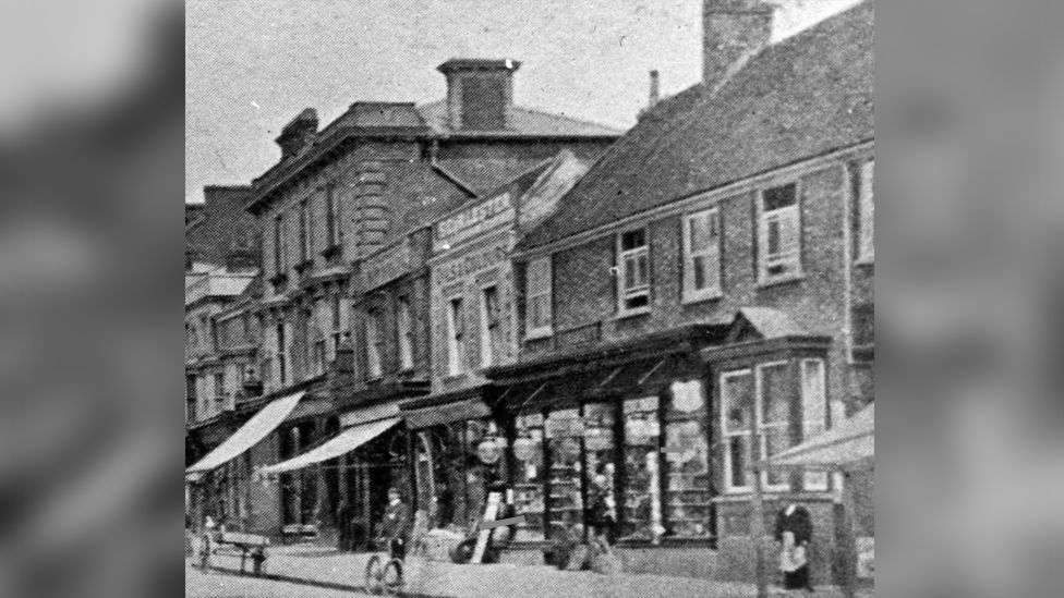 Dunstable's historic High Street shop fronts to be restored - BBC News