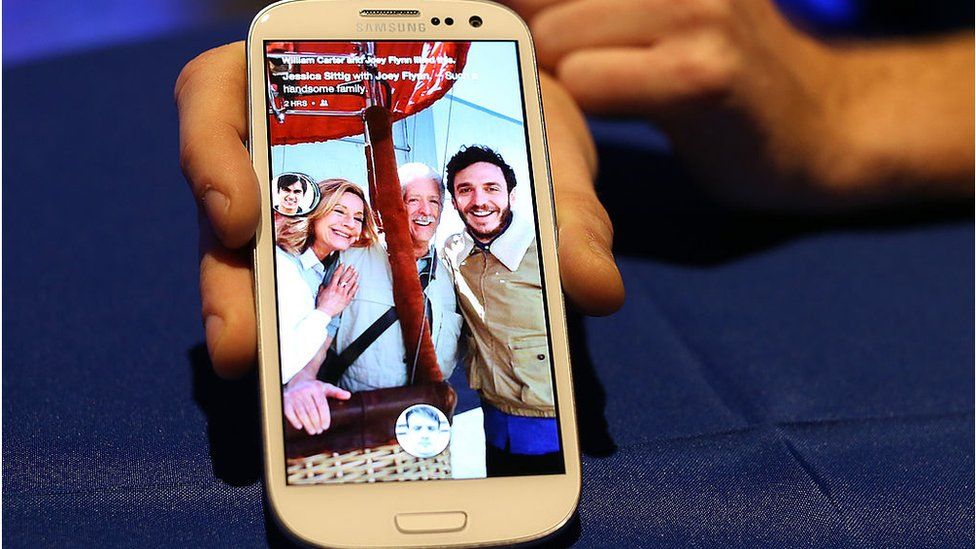 Facebook Home being demoed on a Samsung phone in 2013