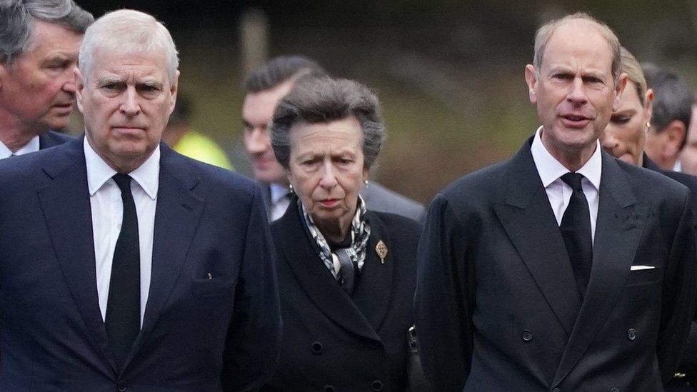 Queen Elizabeth II Royal Family meet wellwishers at Balmoral BBC News