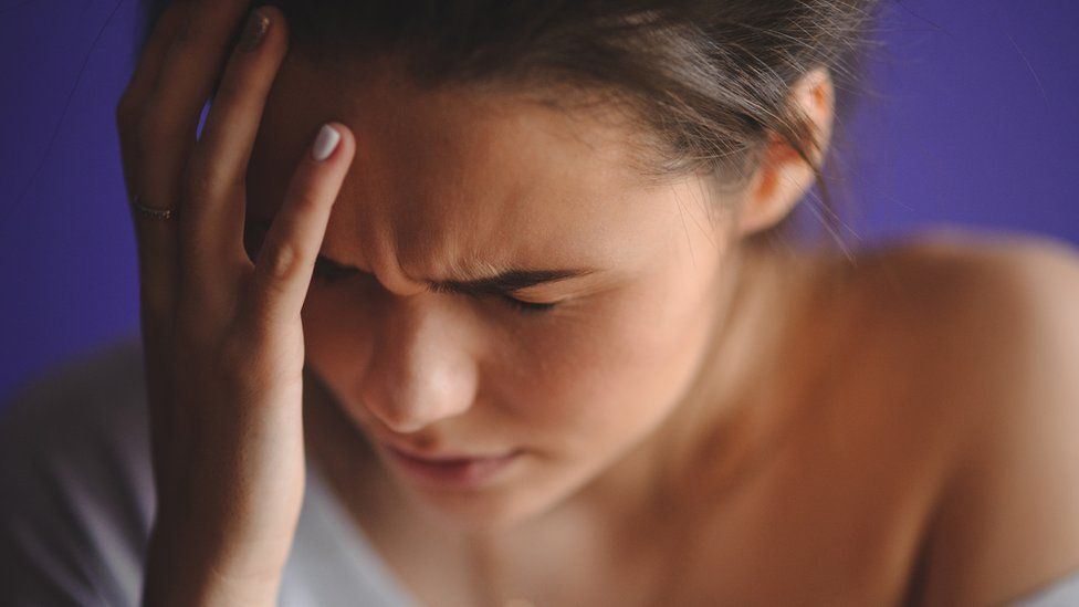 Cada vez que me paro me duele el lado derecho de la cabeza Cada vez que me paro me duele el lado derecho de la cabeza