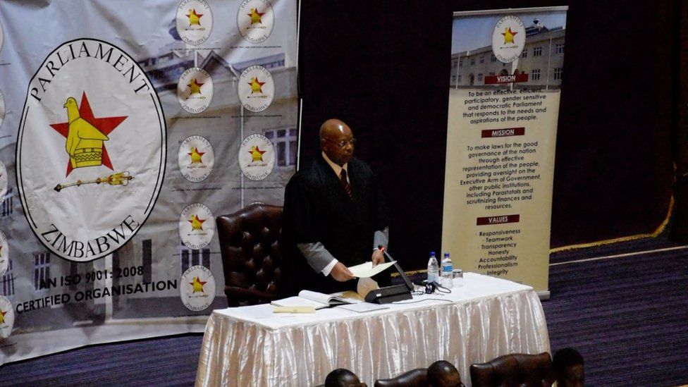 Zimbabwean parliament speaker reads Mr Mugabe's resignation letter aloud