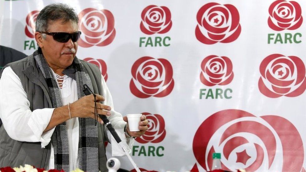 Хесус Сантрич, лидер колумбийских марксистских повстанцев FARC, жестикулирует во время пресс-конференции в Боготе, Колумбия, 16 ноября 2017 г. Снимок сделан 16 ноября 2017 г.