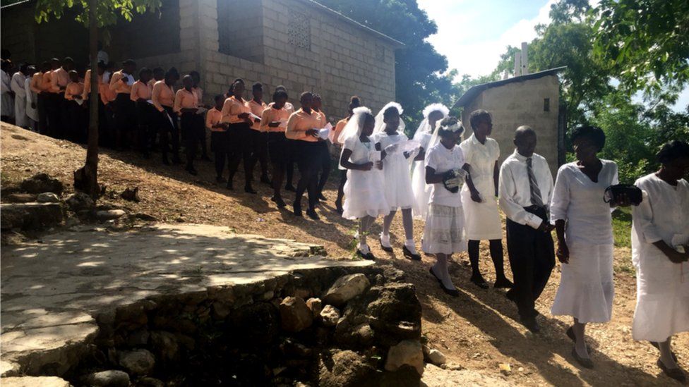 First communion procession in Leandre