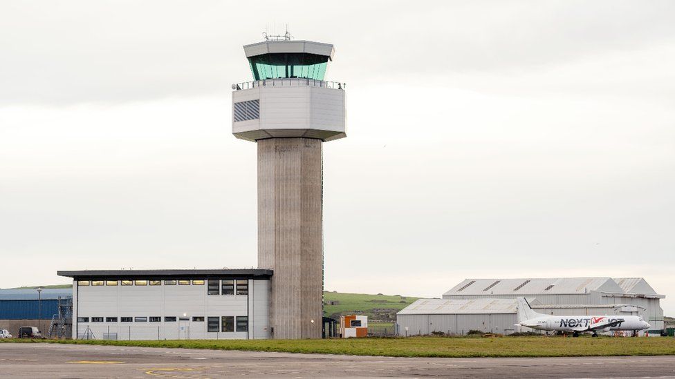 Диспетчерская вышка аэропорта острова Мэн у взлетно-посадочной полосы